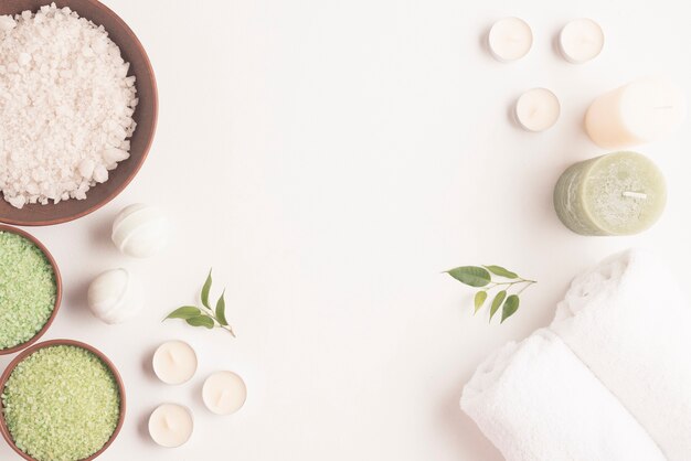 Set pour les traitements de spa avec du sel aromatique et des bougies sur le fond