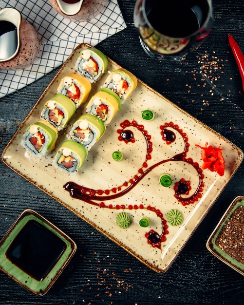 Set de sushi avec wasabi et gingembre 8