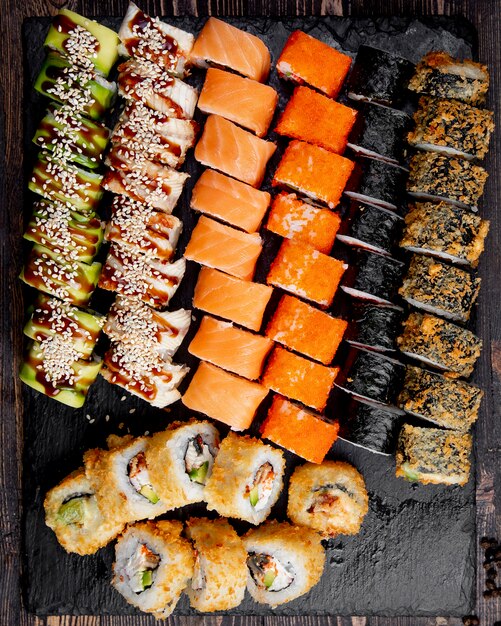 Set de sushis rouleaux chauds avocat californie et rouleaux de saumon