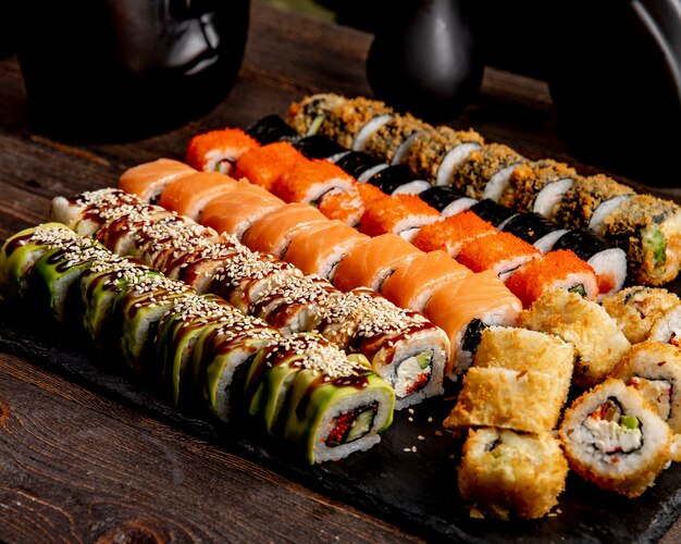 set de sushis rouleaux chauds avocat californie et rouleaux de saumon