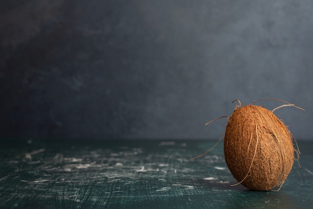 Seule noix de coco entière sur table en marbre