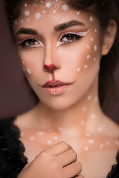 Sexy Beauty Girl Avec Chat Maquillage Sur Son Visage