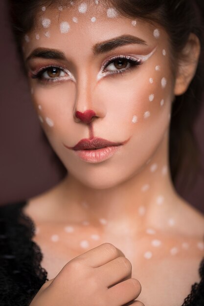 Sexy Beauty Girl avec chat maquillage sur son visage