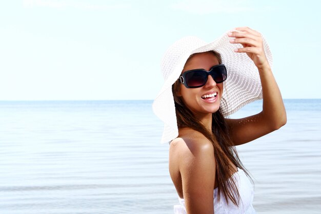 Sexy et belle femme sur la plage