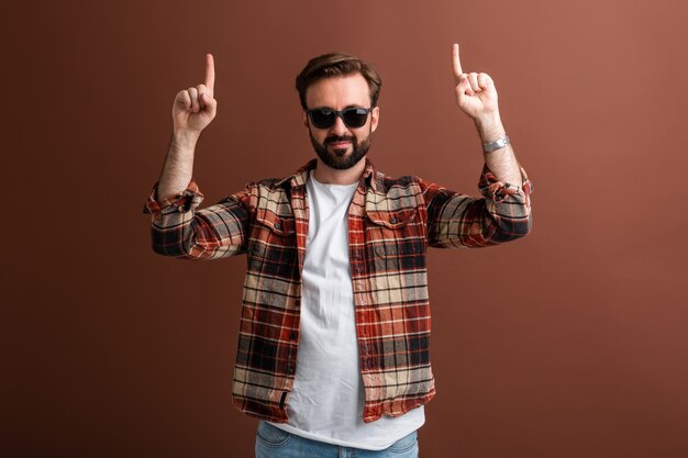 Sexy homme séduisant pointant les doigts vers le haut