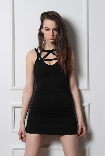Sexy jeune femme posant avec une robe noire
