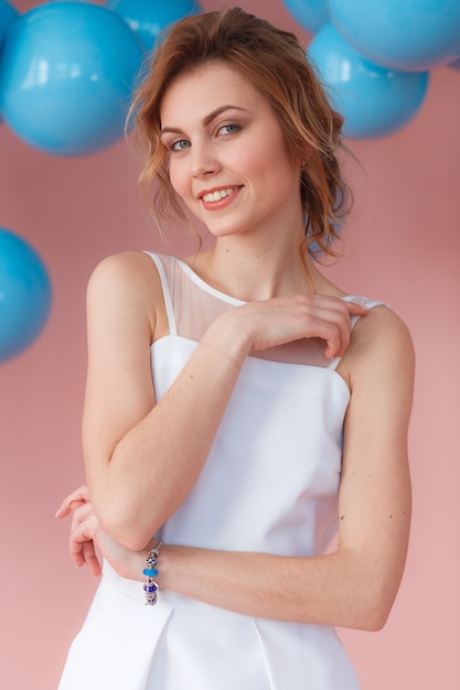 Sexy jeune fille souriante en robe blanche portrait