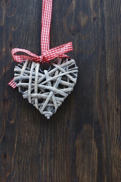 Photo gratuite shabby chic de coeur décoration de noël sur un fond en bois