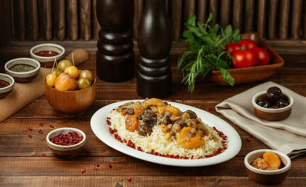 Shah plov, garniture de riz avec fruits secs et de saison
