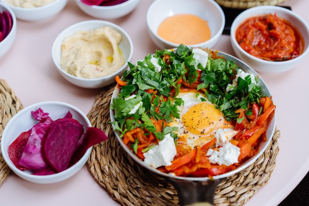 Shakshuka, oeufs frits dans une sauce tomate sur la table