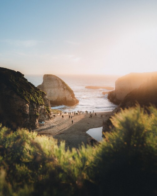 Shark Fin Cove brillant sous les rayons du soleil à Davenport, USA