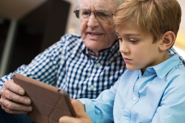 shirt tablette ensemble en regardant mignon