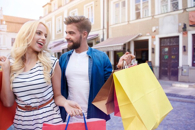 Shopping d'été dans la ville