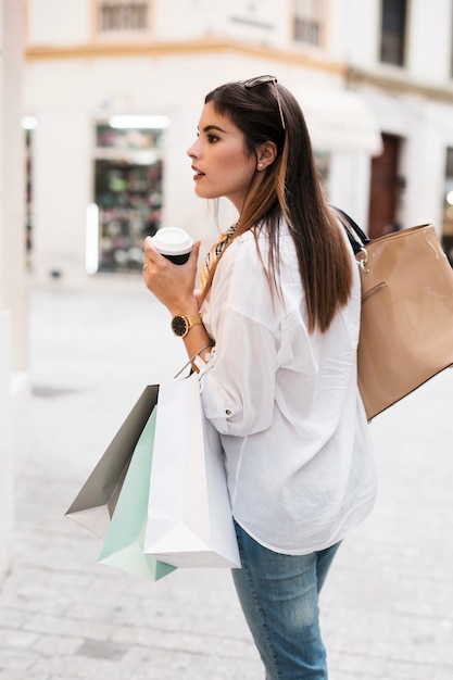 Shopping fille portant des sacs