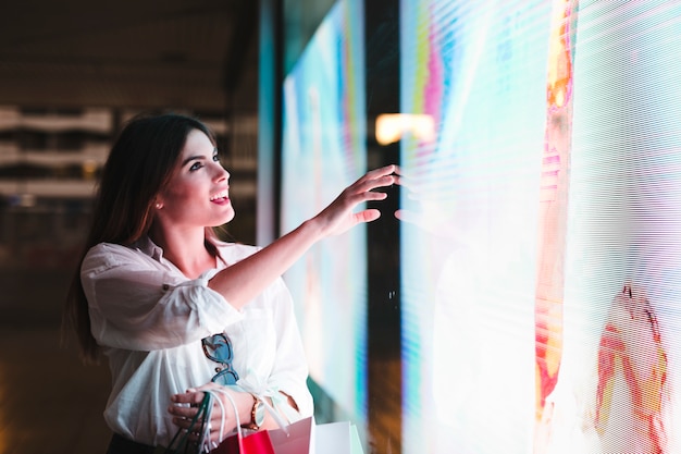 Shopping fille regardant la vitrine