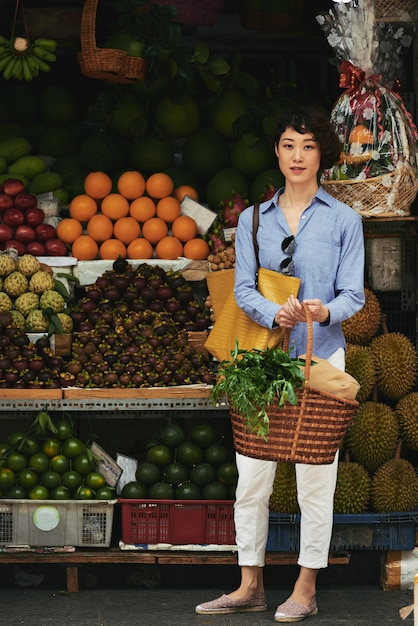 Photo gratuite shopping pour les fruits exotiques