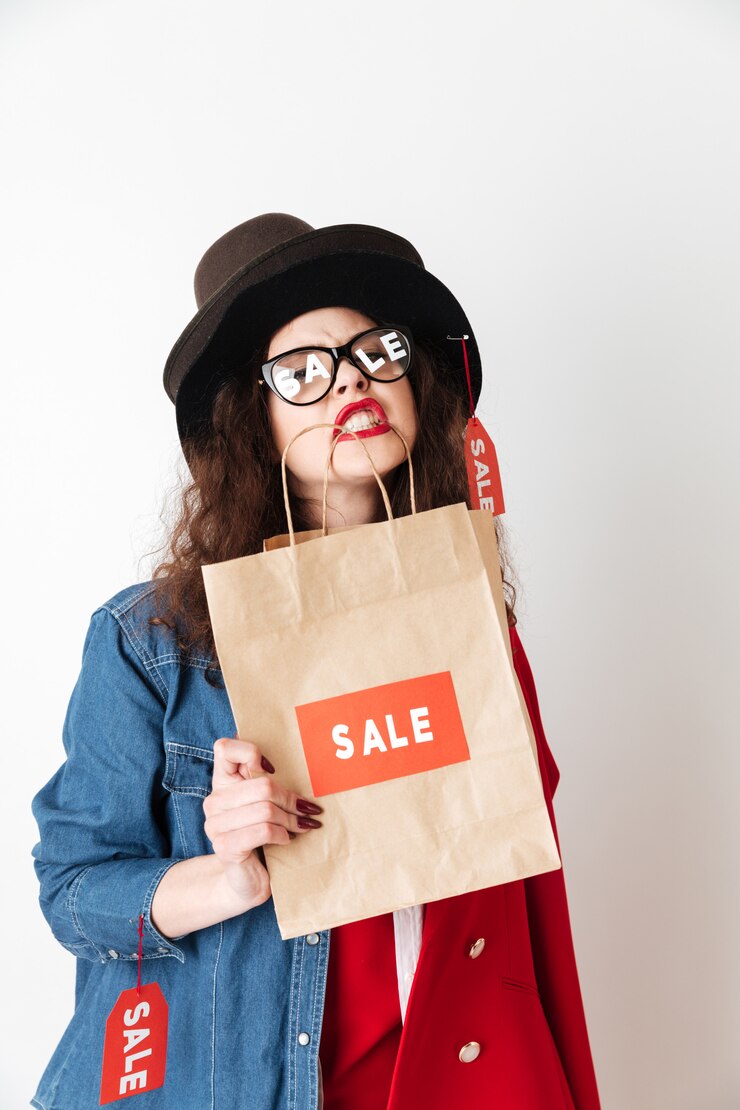 Photo gratuit shopping vente femme montrant sac à provisions avec vente écrite