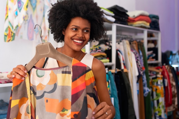 Photo gratuite shopping de vêtements pour femmes de taille moyenne