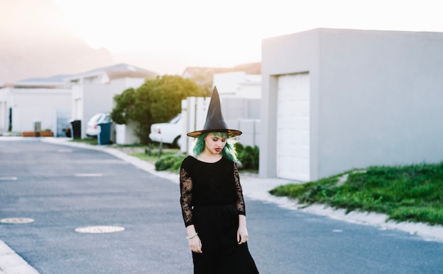 Shy witch sur la rue de banlieue