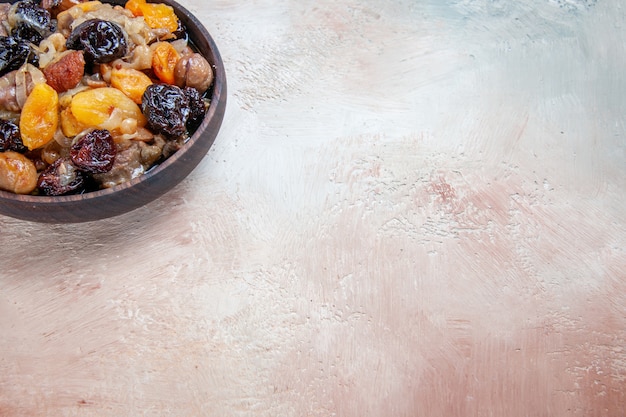 Side close-up view pilaf un appétissant pilaf de riz aux fruits secs châtaignes sur la table