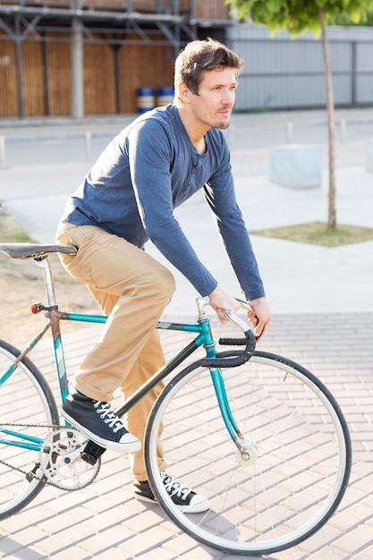 Sideview homme vélo à l'extérieur