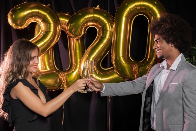 Sideways personnes portant un toast de la nouvelle année 2020