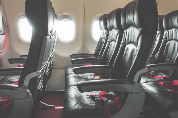 Sièges d&#39;avion dans la cabine. (Image filtrée transformée vintage