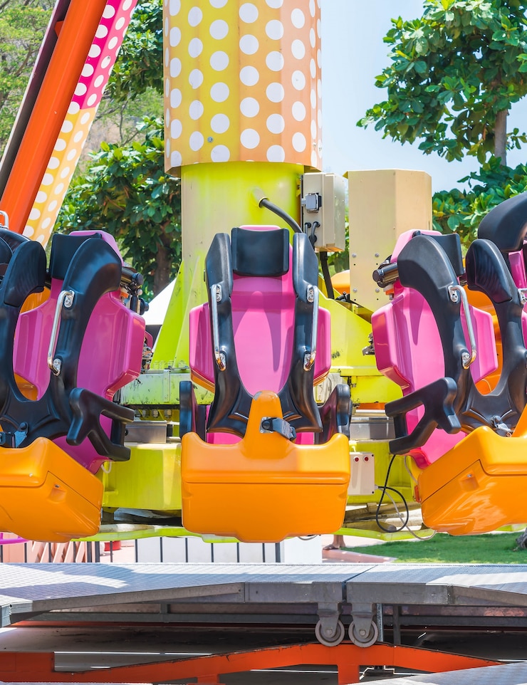 Photo gratuit sièges russes au parc d&#39;attraction