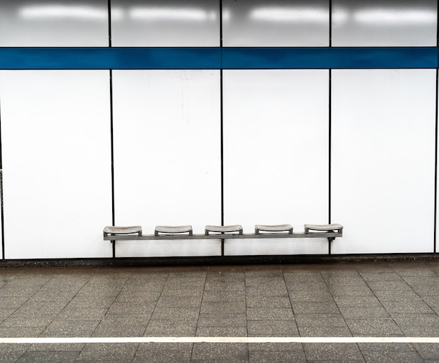 Sièges vides dans la station de métro de Munich