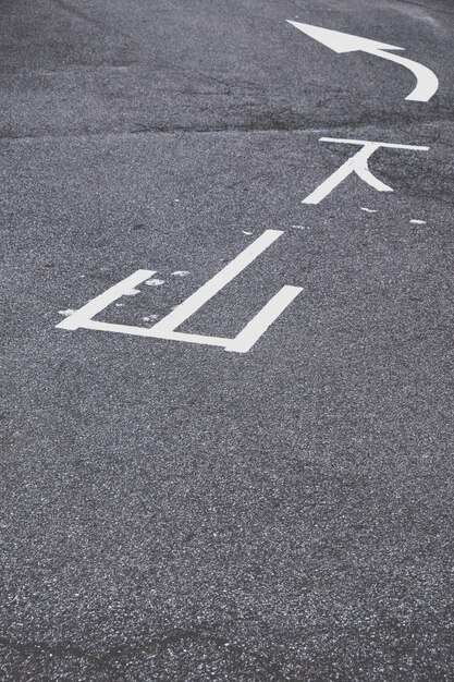 Signalisation blanche sur l'asphalte