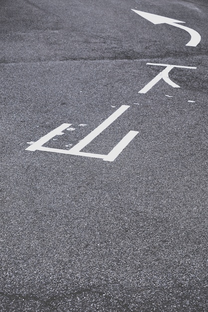 Signalisation blanche sur l'asphalte