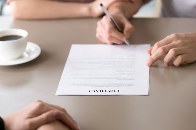 Photo gratuite signature du contrat, hypothèque familiale, assurance maladie, contrat de prêt