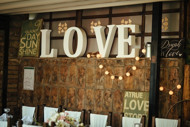 Photo gratuite signe d'amour sur un mur à la réception de mariage.