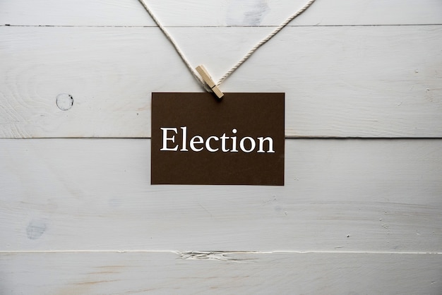 Signe Attaché à Une Corde Avec élection écrit Dessus