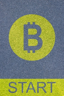 Signe bitcoin et recommencer écrit sur fond gris libre