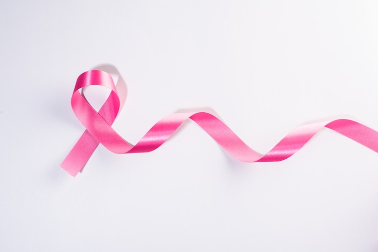 Photo gratuit le signe du cancer au ruban rose sur blanc