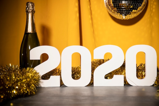 Photo gratuite signe du nouvel an 2020 à faible angle sur la table