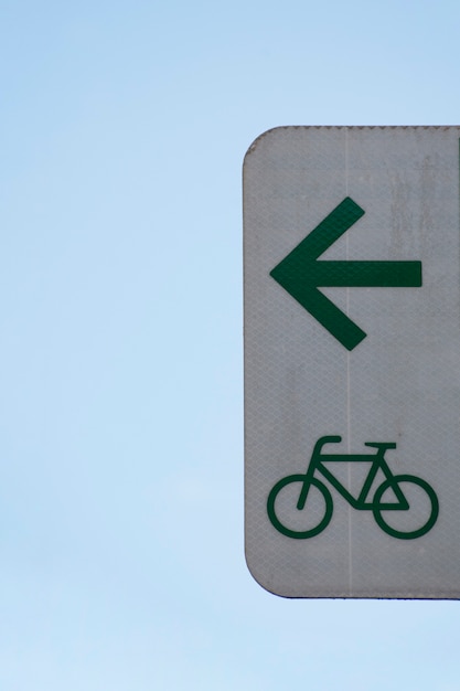 Signe de flèche minimaliste pour les vélos et le ciel