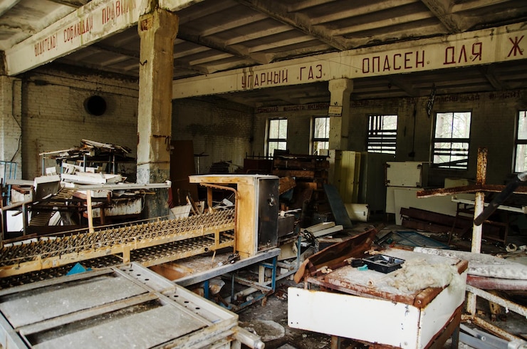 Photo gratuit signe de monoxyde de carbone en russe à l'usine abandonnée de la ville de tchernobyl