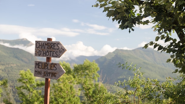 Photo gratuite signe de randonnée dans la forêt.