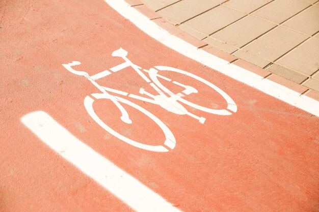 Signe de vélo blanc sur la piste cyclable