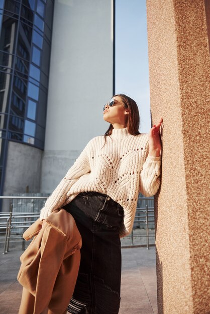 Silence et calme. Jeune belle fille dans des vêtements chauds se promène dans la ville à son heure du week-end