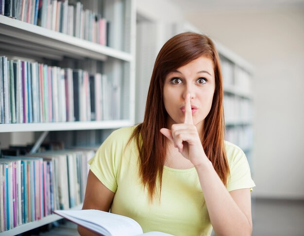 Silence dans la bibliothèque