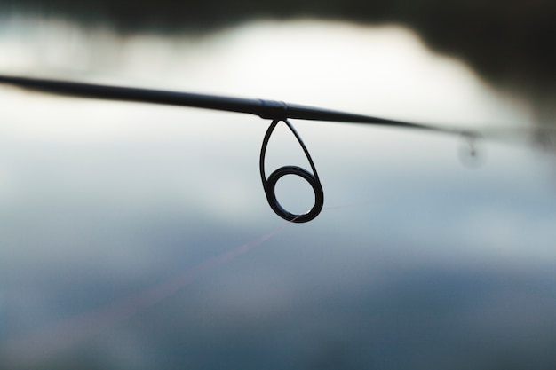 Silhouette d&#39;une canne à pêche anneaux