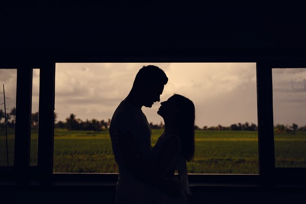 Silhouette de couple sur fond de coucher de soleil