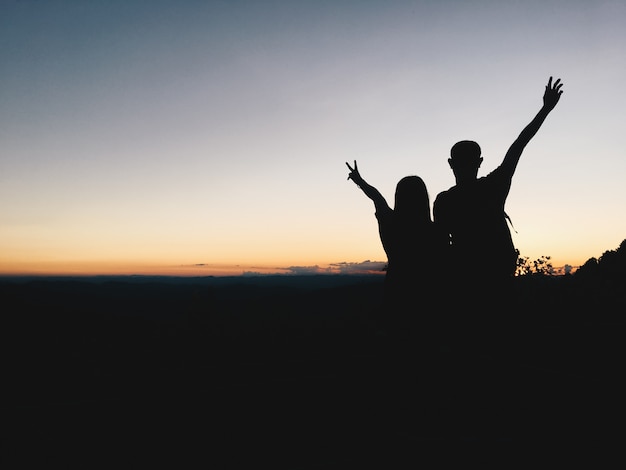 Silhouette couple en montagne