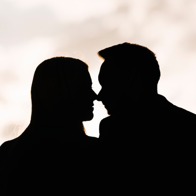 Silhouette de couple s&#39;embrasser