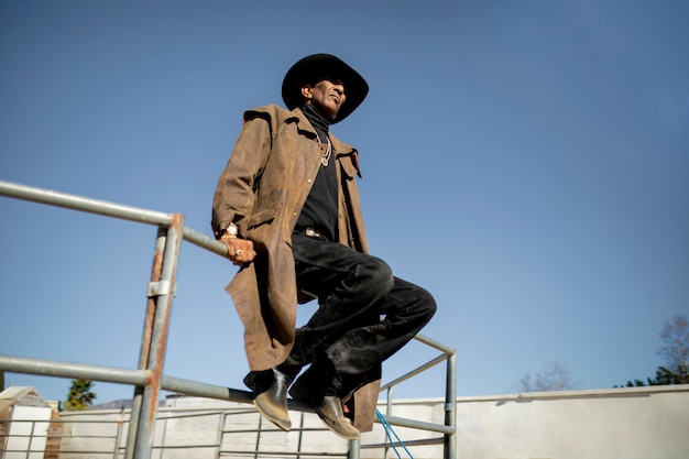 Photo gratuite silhouette de cow-boy contre une lumière chaude