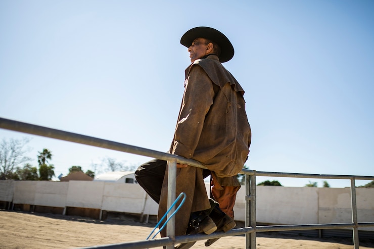 Photo gratuit silhouette de cow-boy contre une lumière chaude