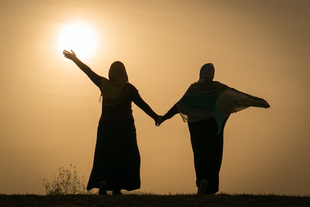 Silhouette De Famille Musulmane Heureuse, Tenant Les Mains Avec La ...